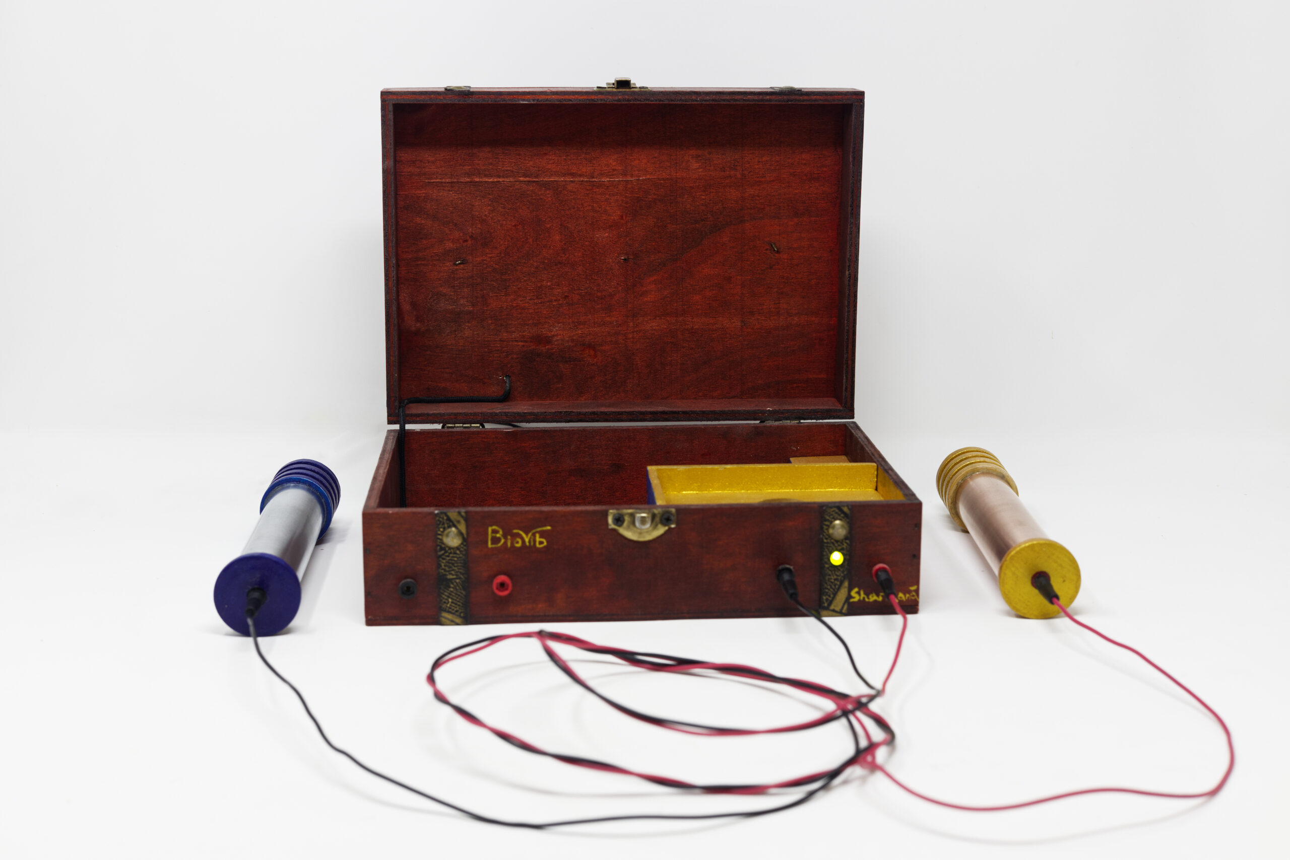 Biovib – Macchina radionica frequenziale automatizzata di Fabio Sharmanà, con cilindri egizi e frequenze positive per il riequilibrio energetico e il benessere naturale.