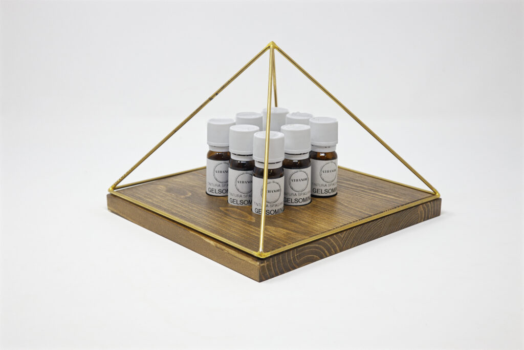 oli essenziali con piramide per purificazione protezione